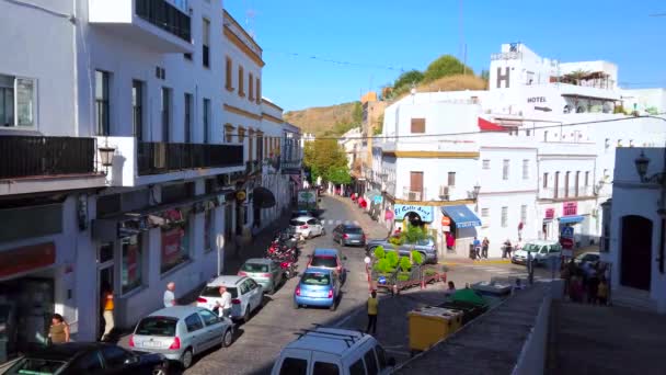 Arcos スペイン 2019年9月23日 9月23日のアルコス島 コレデラ通りに位置する狭い通り 交通量の多い街 プエブロ ブランコ 白い町 の白い住宅 — ストック動画