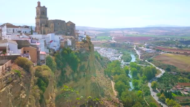 中世纪阿科索山脉与圣佩德罗教堂 白色城镇住房 山谷中的瓜达利特河和西班牙安达卢西亚Sierra Cadiz农业用地的陡峭悬崖 — 图库视频影像