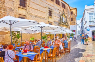 ARCOS, İspanya - 23 Eylül 2019: Plaza Boticas Meydanı rahat bir açık hava restoranında dinlenmek, yerel mutfağın, Sherry şarabının ve ortaçağ ortamının keyfini çıkarmak için güzel bir yerdir.