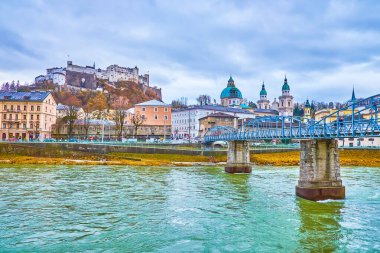 SALZBURG, AUSTRIA - 1 Mart 2019: Altstadt ilçesindeki Salzach Nehri 'nin karşısındaki, şehrin en eski manzarası, 1 Mart' ta Salzburg 'da