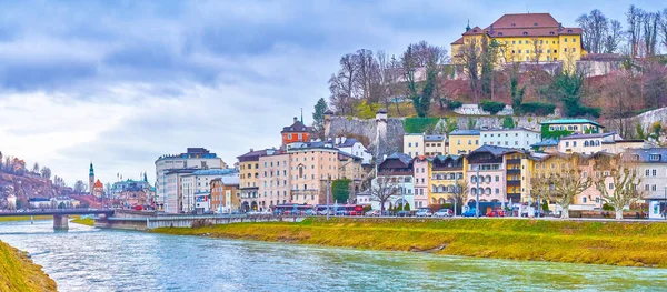Salzburg Oostenrijk Maart 2019 Lijn Van Historische Gebouwen Aan Oever — Stockfoto
