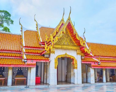 BANGKOK, THAILAND - 13 Mayıs 2019: 13 Mayıs 'ta Bangkok' ta, galerinin yaldız ve ayna dekorları, oymalar ve eğri yüzgeçli Wat Benchamabophit Dusitvanaram Mermer Tapınağı 'nın karmaşık pyathat çatısı