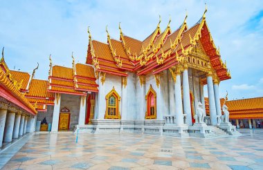 BANGKOK, THAILAND - 13 Mayıs 2019: Wat Benchamabophit Dusitvanaram Mermer Tapınağı 'nın avlusu, 13 Mayıs' ta Bangkok 'ta Ubosot binasının etrafını kaplayan galerisi