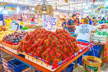 Bangkok, Tayland - 13 Mayıs 2019: Taze meyve yığınları (rambutan, mango, mangosteen, yeşil muz, pomelo, papaya, mandarin) 13 Mayıs 'ta Bangkok' ta Talad Saphan Phut pazarının üretim bölümünde