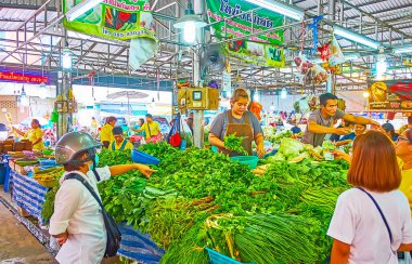 BANGKOK, THAILAND - 13 Mayıs 2019 Talad Saphan Phut market, 13 Mayıs 'ta Bangkok' ta salatalar ve diğer Tayland yemekleri için taze ot ve sebze sunar.