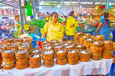 BANGKOK, THAILAND - 13 Mayıs 2019 Talad Saphan Phut pazarının tezgahı 13 Mayıs 'ta Bangkok' ta buğulanmış tuzlanmış uskumru ile bambu sepeti ile dolu.