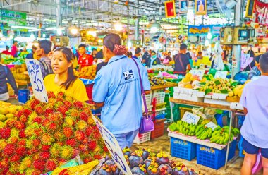 BANGKOK, THAILAND - 13 Mayıs 2019: Talad Saphan Phut pazarındaki büyük üretim bölümündeki egzotik meyveleri seçin, Rambutanlar, mangolar, mangosensler, yeşil muzlar, papayalar sunarak, 13 Mayıs 'ta Bangkok' ta
