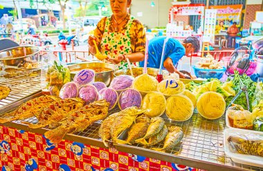 BANGKOK, THAILAND - 13 Mayıs 2019: Pazar, Bangkok 'ta 13 Mayıs' ta Talad Saphan Phut pazarında sebzeli ve renkli erişteli ızgara ve kızarmış balık sunuyor.
