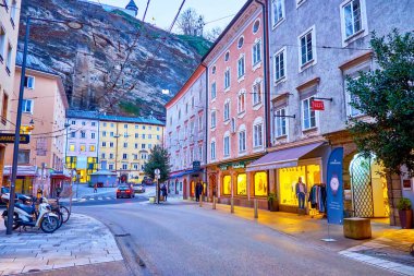 SALZBURG, AUSTRIA - 1 Mart 2019: Griesgasse alışveriş caddesindeki eski tarihi ev cepheleri, 1 Mart 'ta Salzburg' da yasaklanmış Avusturya tarzının güzel bir örneğidir.
