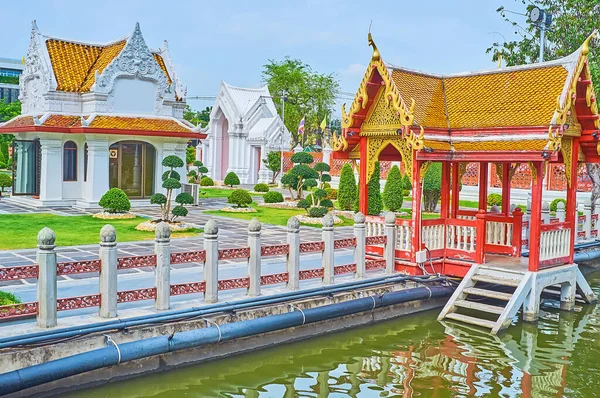 Небольшой Монумент Sala Nam Pavilion Берегу Клонга Мемориальном Парке Ват — стоковое фото