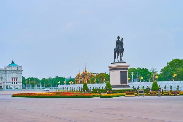 Los Macizos Flores Estatua Ecuestre Rama Plaza Dusit Palace Plaza — Foto de Stock