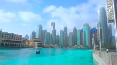 DUBAI, BAE - 3 Mart 2020: Burç Halife Gölü 'nün modern yüksek binaları, Downtown Palace Oteli, Souk Al Bahar pazarı ve Dubai Alışveriş Merkezi' nin 3 Mart 'ta Dubai' deki panoraması