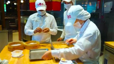 DUBAI, BAE - 3 Mart 2020 'de Dubai AVM' deki Doğu lokantasının aşçıları açık mutfakta baozi köftesi yapıp 3 Mart 'ta Dubai' de bambu buharlı tencereye koyuyorlar.