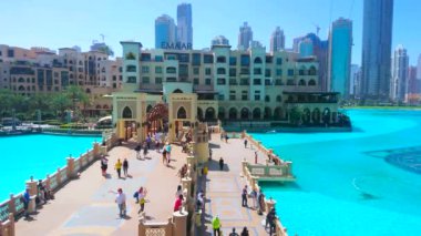 DUBAI, BAE - 3 Mart 2020: Burç Halife Gölü 'ndeki Souk Al Bahar (pazar) köprüsü, 3 Mart' ta Dubai 'de kuleler, ahşap gölgelikler ve tarlalarla geleneksel Arap tarzında oluşturuldu ve dekore edildi.