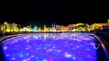 DUBAI, BAE - 5 Mart 2020: 5 Mart 'ta Dubai' deki Global Village Dubai göletindeki su altı LED ekranındaki ışık gösterisini izleyin.