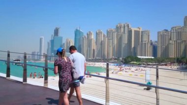 DUBAI, BAE - 7 Mart 2020: JBR Marina plajı, Dubai Marina gökdelenleri, yaya köprüsü ve Bluewater Adası üzerindeki Ain Dubai dönme dolabının panoraması, 7 Mart 'ta Dubai