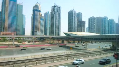 DUBAI, BAE - 2 Mart 2020: Jumeirah Lake Towers Mahallesi Panorama, Şeyh Zayed Yolu hızlı trafik, viyadük ve metro istasyonunun gelecekteki köşkü, 2 Mart 'ta Dubai' de