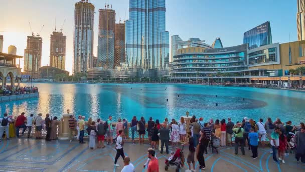 Dubai Förenade Arabemiraten Mars 2020 Massor Människor Tittar Dubai Fountain — Stockvideo