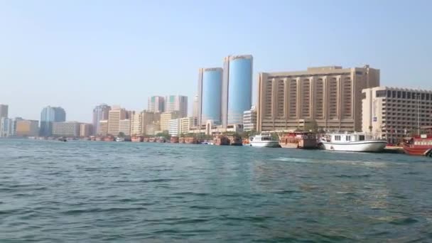 阿联酋 2020年3月1日 3月1日 一列独桅帆船停泊在迪拜河岸 与Deira Twin Towers 劳力士塔 一起在迪拜地区的现代建筑中升起 — 图库视频影像