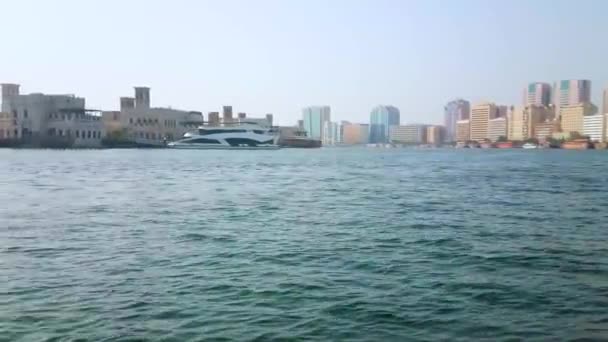 Dubai Uea March 2020 Perjalanan Cepat Melintasi Dubai Creek Dengan — Stok Video