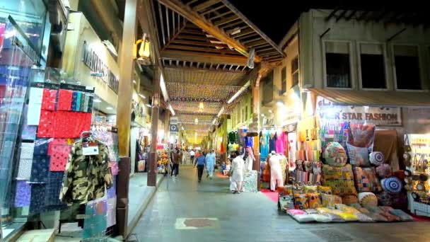 阿联酋杜拜 2020年3月1日 3月1日晚上在迪拜的老苏克市场散步 提供纺织品 纪念品 香料和手工艺品 — 图库视频影像
