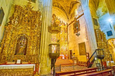 ARCOS, SPAIN - 23 Eylül 2019: Santa Maria de la Asuncion Tarihi Küçük Bazilikası, 23 Eylül 'de Arcos' ta ortaçağ sunakları, Isabeline tarzı dekorlar ve başyapıt resimleriyle övündü