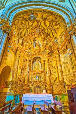 ARCOS, SPAIN - 23 Eylül 2019: 23 Eylül 'de Arcos' ta, Altar del Rosario adlı büyüleyici altın sunak, karmaşık pervazlı, çiçekli yardım desenli, azizlerin ve Isabeline kasalarının heykelleri,