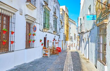 ARCOS, SPAIN - 23 Eylül 2019: Boş sabah sokağı, kafeler ve barlar açılıyor ve sahipleri masaları ve sandalyeleri 23 Eylül 'de Arcos' ta dışarı koyuyor.