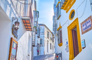 ARCOS, SPAIN - 23 Eylül 2019: Arcos Turizm Ofisi, 23 Eylül 'de Arcos şehrinin tarihi yapısının dar, tepe ve kıvrımlı Cuesta de Belen caddesinde yer almaktadır.