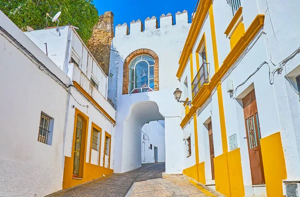 Yukarı kasabanın girişine hizmet eden ortaçağ Martera Kapısı cephesinde siperler ve İspanya 'nın Arcos kentindeki Pilar Bakiresi heykelleri yer aldı.