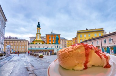 Ünlü Salzburger Nockerl tatlısı Mozart Meydanı 'ndaki açık kafede. Salzburg, Avusturya' nın Altstadt bölgesinin kalbinde.
