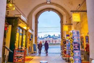 SALZBURG, AUSTRIA - 1 Mart 2019 tarihli Lochlbogen kemerli geçidi, içinde dükkanlar ve kafeler bulunuyordu.
