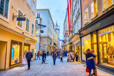 SALZBURG, AUSTRIA - 1 Mart 2019: Meşgul Getreidegasse Caddesi, Altstadt 'ın (Eski Şehir) ana yürüyüş ve alışveriş caddesi ve şehrin en kalabalık caddesi, 1 Mart' ta Salzburg