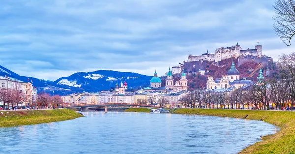 Salzburg Austria Marca 2019 Przyjemny Spacer Wieczorem Wzdłuż Promenady Salzach — Zdjęcie stockowe