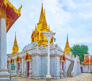 Ana altın çadırı, Wat Tri Thotsathep Tapınağı, Bangkok, Tayland 'daki mermer köşkte daha küçük stupalarla çevrili.