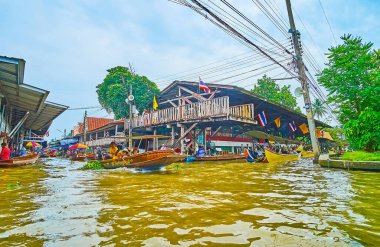 DAMNOEN SADUAK, THAILAND - 13 Mayıs 2019: Ton Khem yüzer pazarındaki işlek kanal kavşağı, eski püskü ticaret köşkleri ve hızlı yüzen tekneler, Damnoen Saduak 'ta 13 Mayıs' ta