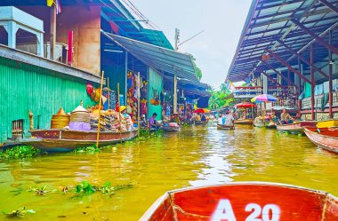 DAMNOEN SADUAK, THAILAND - 13 Mayıs 2019: Damnoen Saduak 'ta, dar kanallar ve sayısız tezgah labirentiyle ünlü otantik Ton Khem yüzer pazarı boyunca kayık turunun tadını çıkarın.
