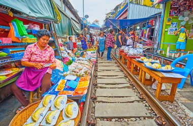 MAEKLONG, THAILAND - 13 Mayıs 2019: 13 Mayıs 'ta Maeklong Demiryolu Pazarı' ndaki meyve tezgahında durian, papaya, mango ve yeşillikler paketlendi.