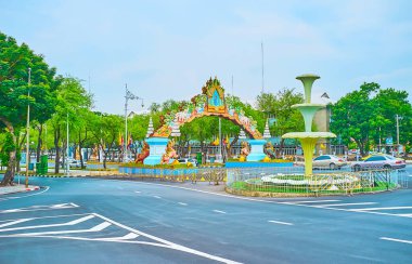 BANGKOK, THAILAND - 13 Mayıs 2019: 13 Mayıs 'ta Bangkok' ta düzenlenen taç giyme töreni nedeniyle Kraliyet Amblemi ile süslenmiş Makkhawan Rangsan Köprüsü 'nde yürüyün