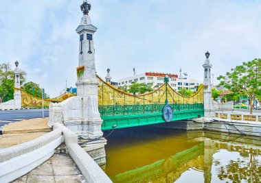 BANGKOK, THAILAND - 13 Mayıs 2019: Tarihsel Makkhawan Rangsan Köprüsü Khlong Phadung Krung Kanalı boyunca uzanan güzel elektrik direkleriyle, dantel benzeri balyalarla ve üç başlı filin rahatlatılmasıyla, 13 Mayıs 'ta Bangkok' ta