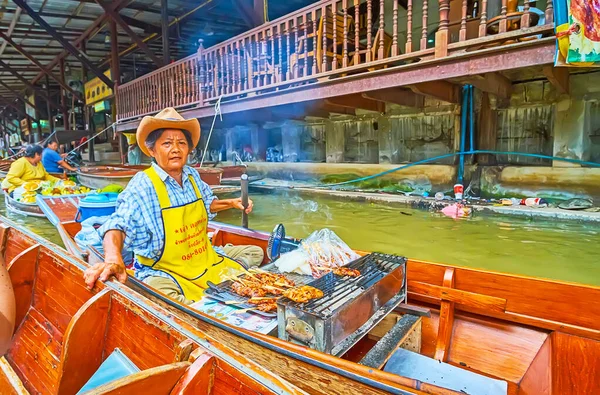 Damnoen Saduak Thailand May 2019 Elderly Vendor Sell Grilled Pork — 图库照片