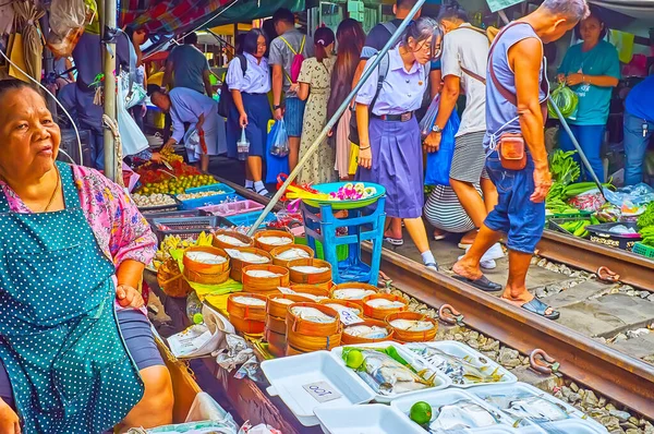 Maeklong Thailand Maio 2019 Vendedor Pequena Barraca Maeklong Mercado Ferroviário — Fotografia de Stock