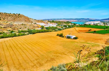 Arcos Kayası ve Guadalete Nehri 'nin arka planında, sabanla sürülmüş arazisi, İspanya