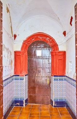 Küçük koridor ortaçağ ahşap kapısına çıkıyor. Beyaz kil duvarlar ve Endülüs usulü sürtünme ile çevrili.