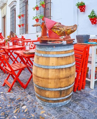 Eski fıçıdaki jamon bacağı insanları lezzetli İspanyol kurutulmuş jambonu tatmaya ve İspanya 'nın Arcos kentindeki açık hava kafesine gelmeye cezbediyor.