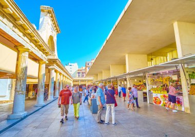 CADIZ, İspanya - SEPTEMBER 24 Eylül 2019: Mercado Central de Abastos 'un avlusu, orta çağ binasında yer alan ve 24 Eylül' de Cadiz 'de çeşitli taze gıdalarla övünen merkez pazar