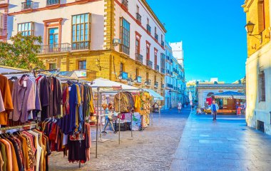 CADIZ, SPAIN - SEPTEMBER 24 Eylül 2019: 24 Eylül 'de Cadiz' de Mercado Central de Abastos pazarı dışında Plaza de Topete 'de bulunan giyim tezgahları olan küçük pazar