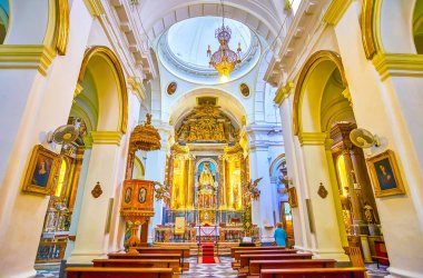 CADIZ, SPAIN - SEPTEMBER 24 Eylül 2019: Küçük Iglesia del Rosario Kilisesi 'nin (Rosario Kilisesi) 24 Eylül' de Cadiz 'de, güzel, yaldızlı sunağı ve Meryem heykeli ile birlikte