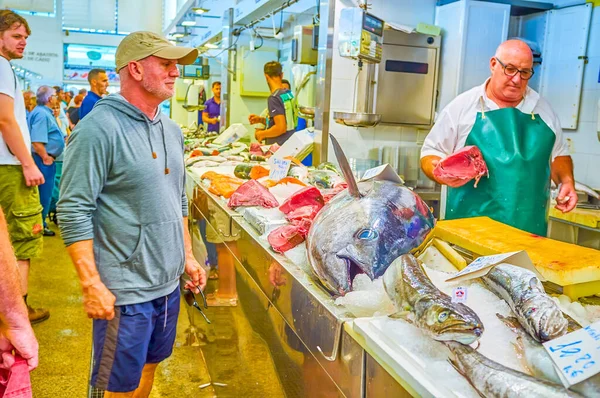 Cadiz Espanha Setembro 2019 Cliente Pede Pedaço Filé Atum Cru — Fotografia de Stock