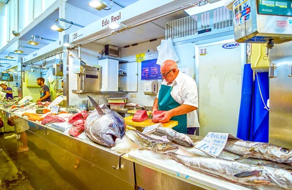 Cadiz Spain September 2019 Old Fishmonger Cuts Tuna Filet His — Stock Photo, Image